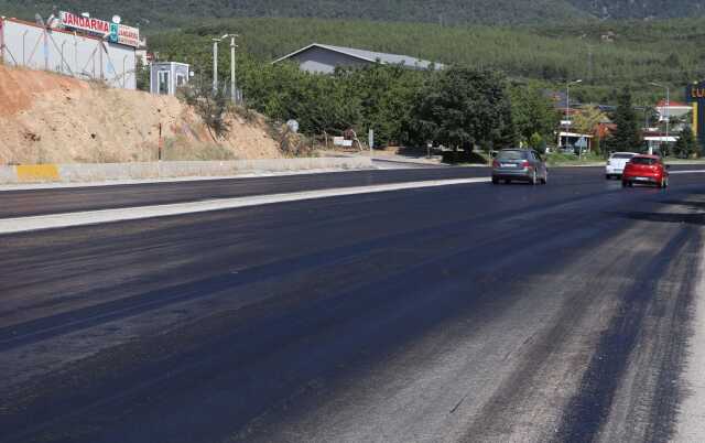 Denizli'de Aşırı Sıcaklık Nedeniyle Asfalt Eridi Denizli'de Aşırı Sıcaklık Nedeniyle Asfalt Eridi