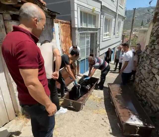 Evinin balkonunda eşini ve 4 yaşındaki üvey oğlunu bıçaklayarak öldürdü