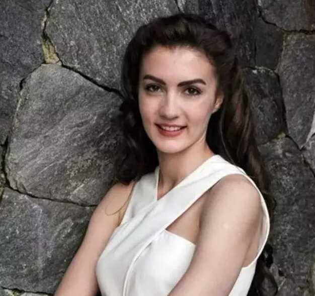 Herkes doğal güzel zannediyordu! Burcu Özberk'in estetiksiz halini görenler yıkıldı Herkes doğal güzel zannediyordu! Burcu Özberk'in estetiksiz halini görenler yıkıldı