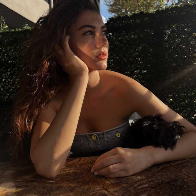 Herkes doğal güzel zannediyordu! Burcu Özberk'in estetiksiz halini görenler yıkıldı Herkes doğal güzel zannediyordu! Burcu Özberk'in estetiksiz halini görenler yıkıldı