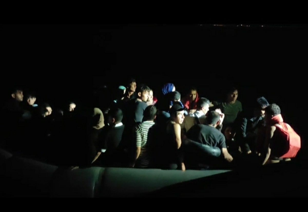 İzmir Açıklarında 105 Düzensiz Göçmen Yakalandı