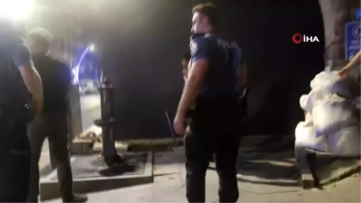 Kanlar İçindeki Şahıs Yön Levhasına Tekme Attı, Polis Otosundan Dışarıya Fırladı