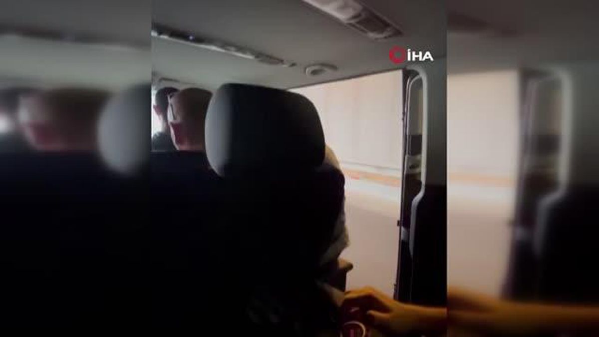 Kapısı açık toplu taşıma aracında tehlikeli yolculuk kamerada