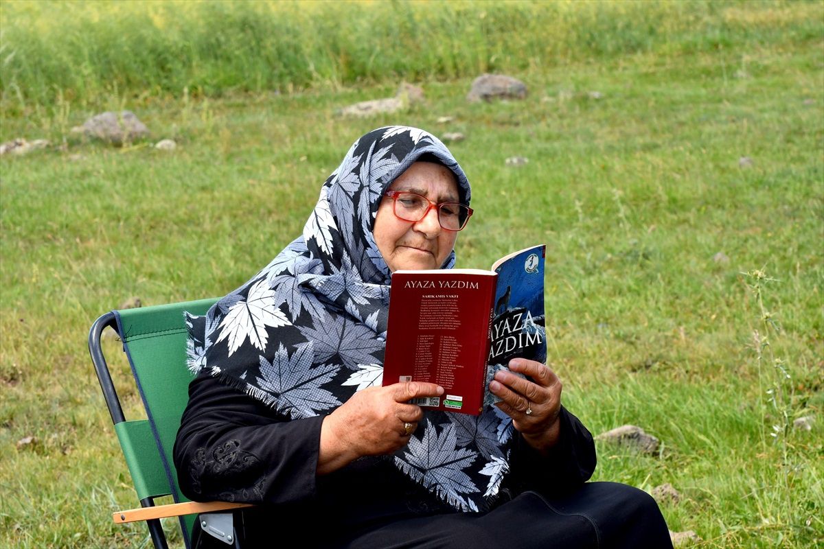70 Yaşındaki Netice Karataş Şiir Okumaya Düşkün