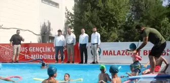 Malazgirt'te Öğrencilere Ücretsiz Yüzme Eğitimi Veriliyor