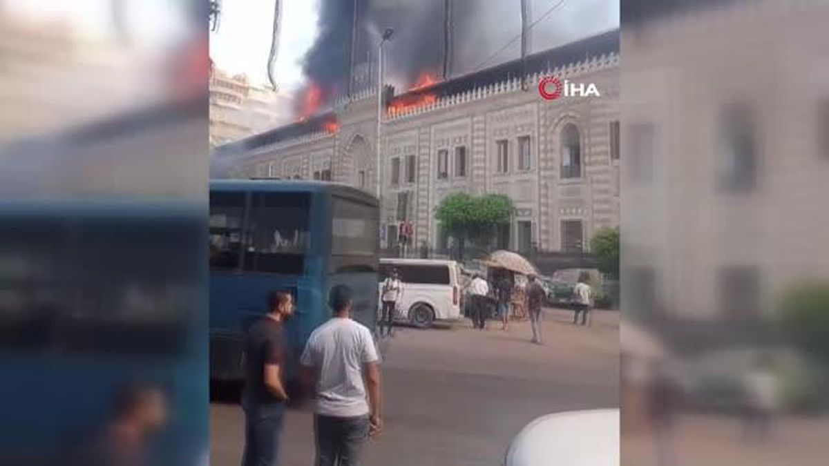 Mısır'da bakanlık binasında yangın
