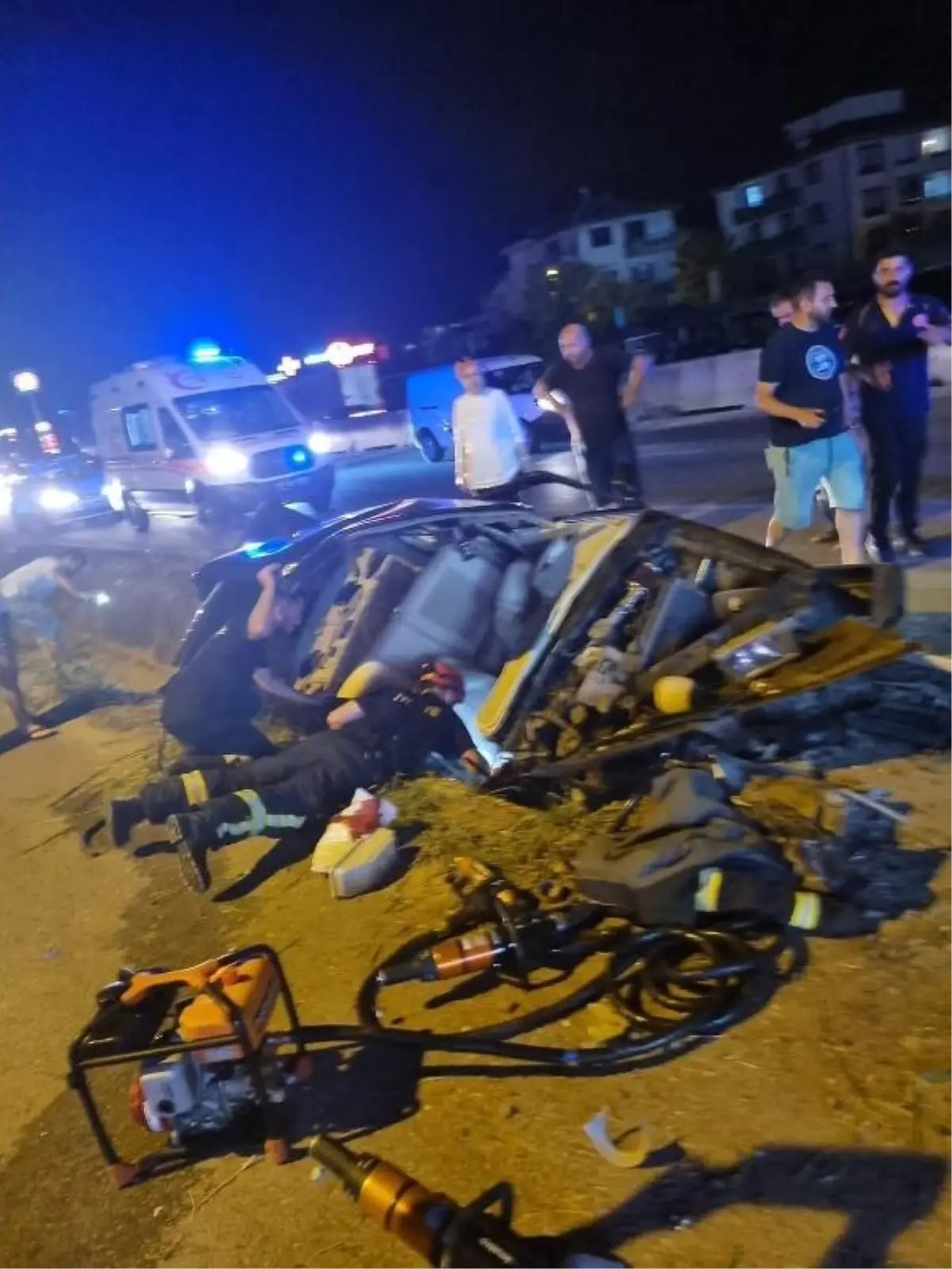 Yalova'da Otomobil Yol Kenarındaki Bariyerlere Çarptı