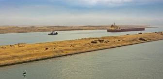 Süveyş Kanalı'nda petrol tankeriyle çarpışan römorkör battı! 7 kişilik mürettebata ulaşıldı, can kaybı var