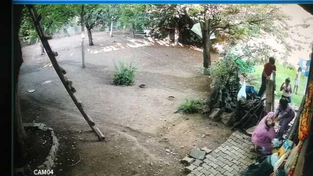 Yaşlı kadın, 'Burada uyuşturucu satmayın' dediği için sopalı saldırıya uğramış Yaşlı kadın, 'Burada uyuşturucu satmayın' dediği için sopalı saldırıya uğramış