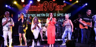 İstanbullular 90'ların en güzel şarkılarını birlikte söyledi