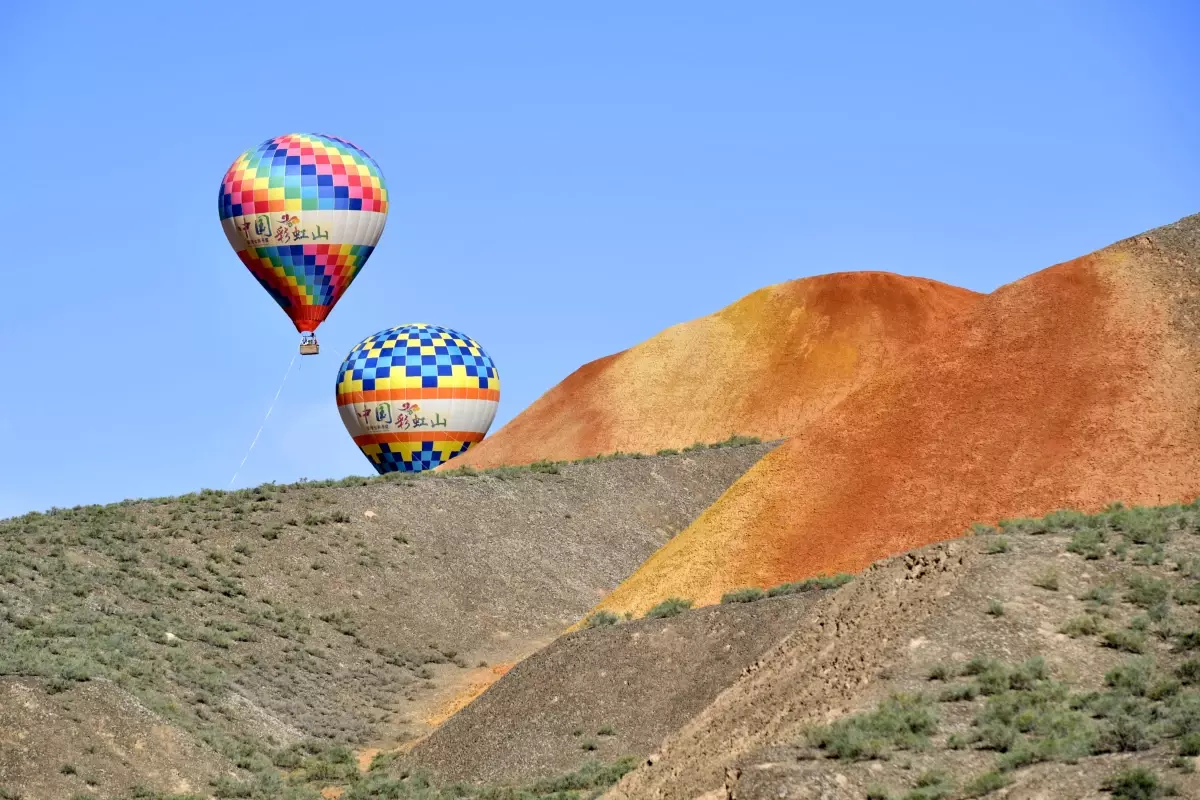 Çin'deki Danxia Ulusal Jeoloji Parkı Ziyaretçi Rekoru Kırıyor