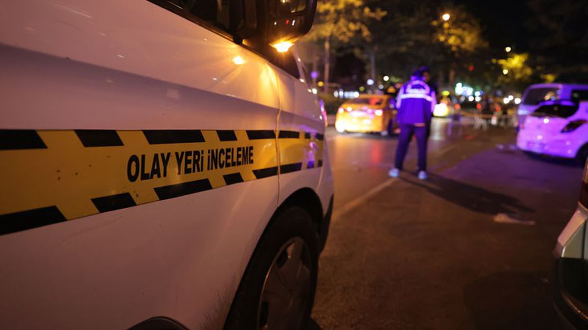Beyoğlu'nda yol kenarında duran şahıslara kurşun yağdırdılar! 1 kişi öldü, 1 kişi yaralandı