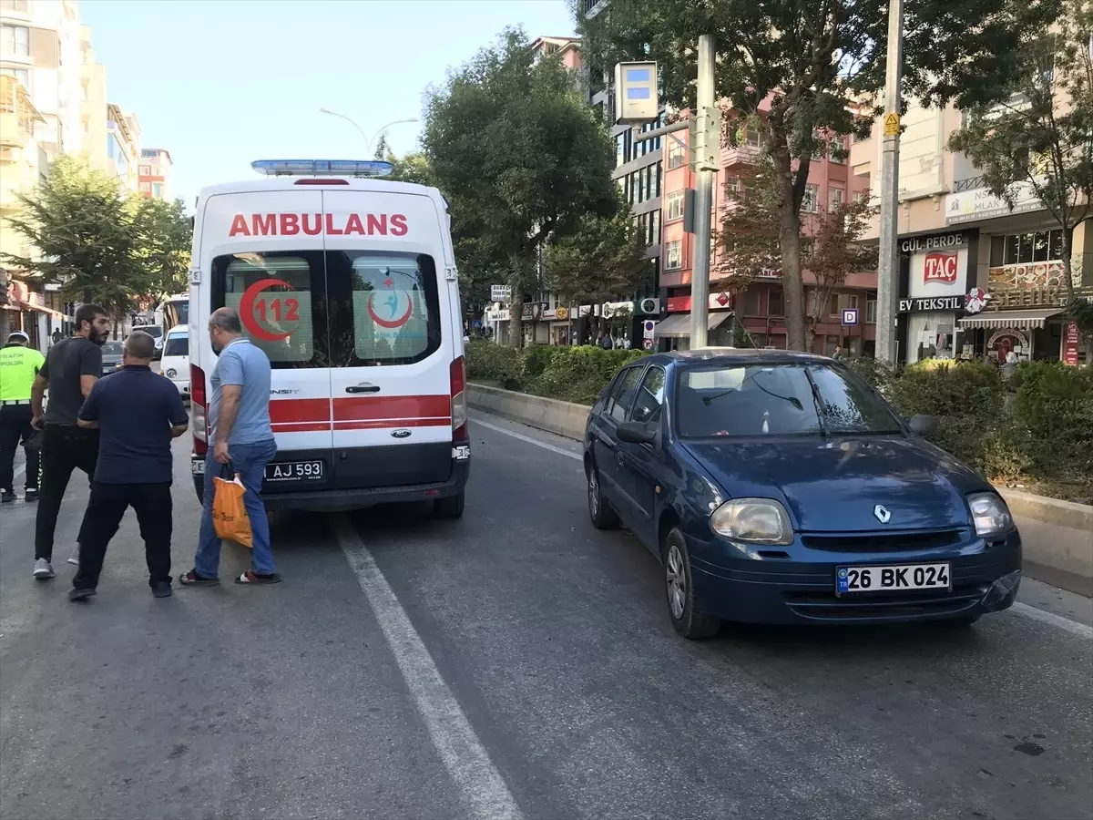 Bilecik'te Minibüs ile Otomobil Çarpıştı: 2 Yaralı