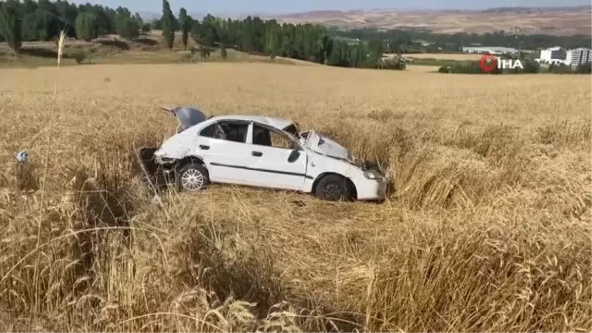 Direksiyon hakimiyetini kaybeden otomobil sürücüsü tarlaya uçtu: 2 ağır yaralı