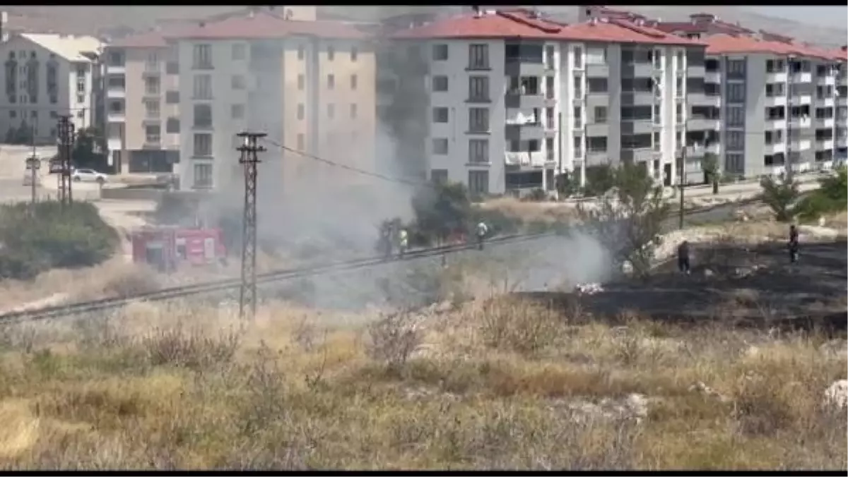 Elazığ'da Otluk Alanda Çıkan Yangın Kontrol Altına Alındı