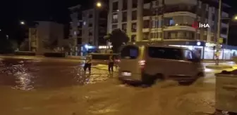 İzmir'de ana boru patladı, 2 mahalleyi su bastı