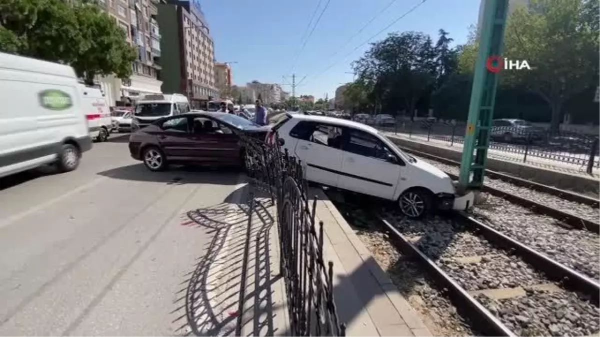Kaza yapan otomobillerden biri tramvay yoluna düştü: 2 yaralı
