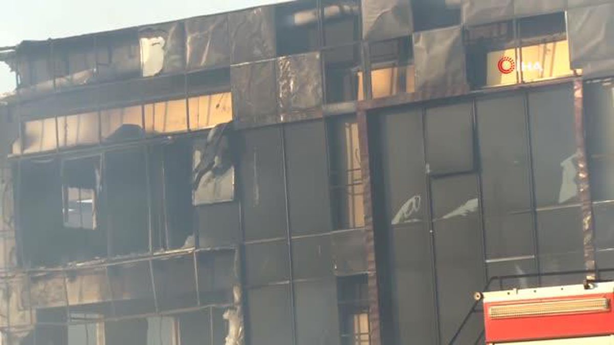 Kimya fabrikasındaki yangında soğutma çalışmaları sürüyor