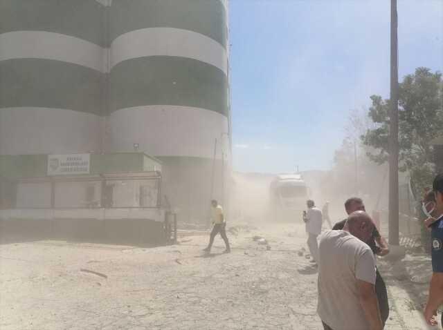 Kocaeli'de TMO deposunda patlama! Yaralılar var Kocaeli'de TMO deposunda patlama! Yaralılar var