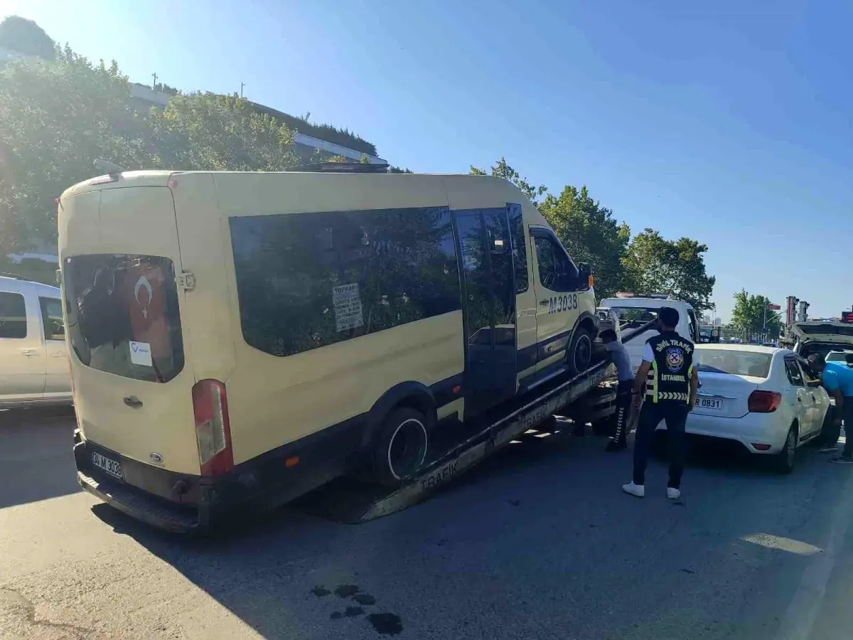 Bakırköy'de Minibüs Denetimi: Muayenesi Biten Sürücüye Cezai İşlem