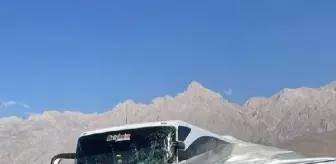 Niğde'de Yolcu Otobüsü ile Hafif Ticari Araç Çarpıştı: 1 Ölü, 7 Yaralı