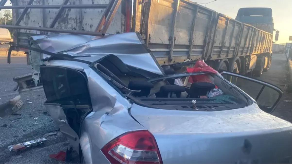 Otomobil park halindeki tıra çarptı! Korkunç kazada 4 kişi öldü, 2 kişi yaralandı