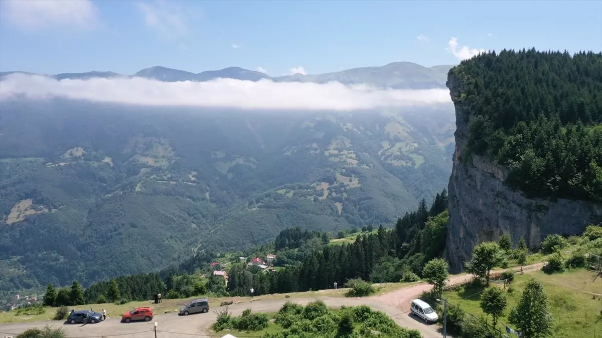 Trabzon'un Şahinkaya beldesi doğa tutkunlarını cezbediyor