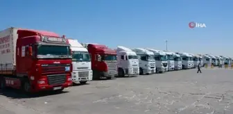 Şırnak'ta tır parkında bekleyen şoförler araçlarının gölgesinde serinliyor