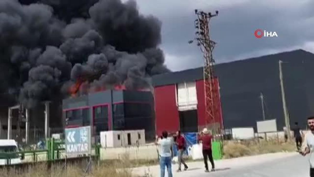 Tekirdağ'da fabrika alevlere teslim oldu: Patlamalar peş peşe geldi