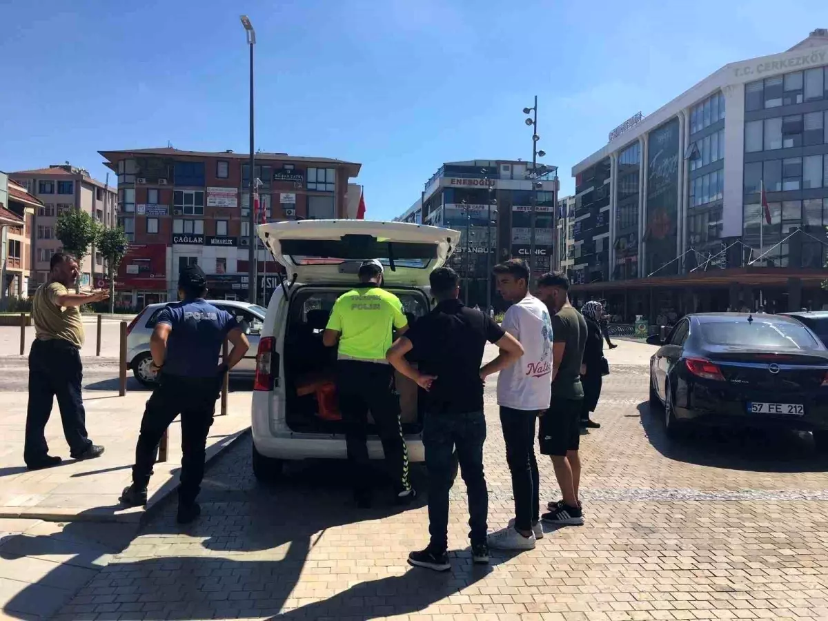 Çerkezköy'de Motosikletli Kurye Kazası: Üç Kişi Yaralandı