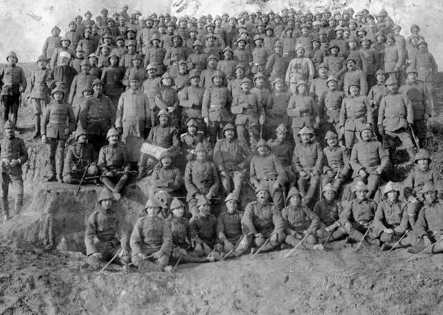 Yıllardır yanlış biliyormuşuz! O meşhur fotoğrafın Çanakkale cephesiyle bir ilgisi yokmuş