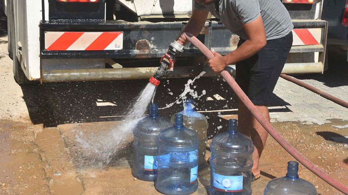 1 aydır suların kesik olduğu Bodrum'un Çırkan Mahallesi'nde muhtar tankerle halka su dağıtıyor