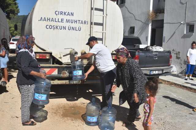 1 aydır suların kesik olduğu Bodrum'un Çırkan Mahallesi'nde muhtar tankerle halka su dağıtıyor