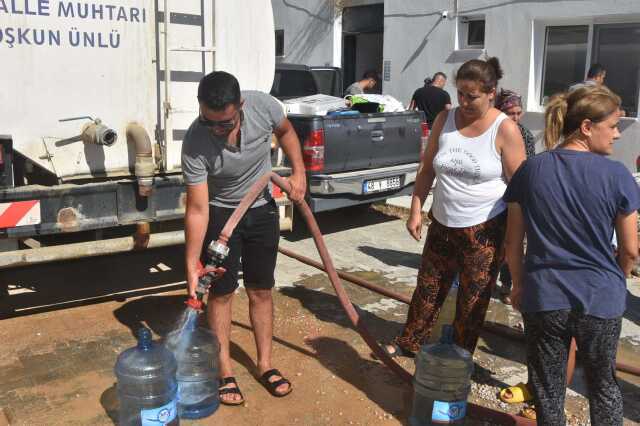 1 aydır suların kesik olduğu Bodrum'un Çırkan Mahallesi'nde muhtar tankerle halka su dağıtıyor