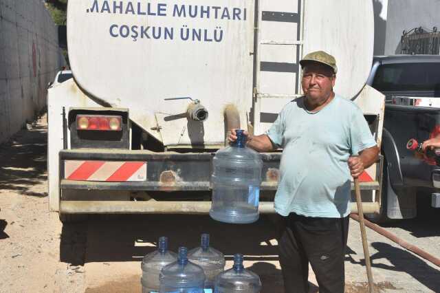 1 aydır suların kesik olduğu Bodrum'un Çırkan Mahallesi'nde muhtar tankerle halka su dağıtıyor
