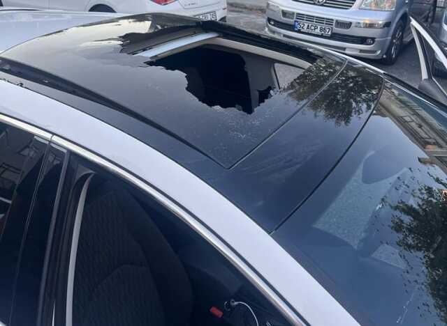 Alev aldığı için balkondan fırlatılan tüp o sırada yoldan geçen aracın şoförünü yaraladı