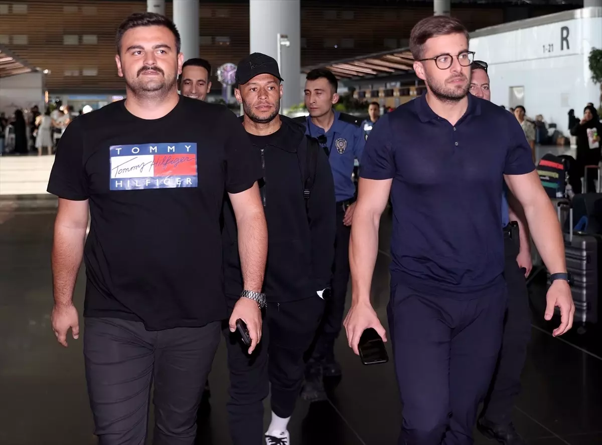 Beşiktaş'ın transfer görüşmelerini yürüttüğü Alex Oxlade-Chamberlain İstanbul'a geldi