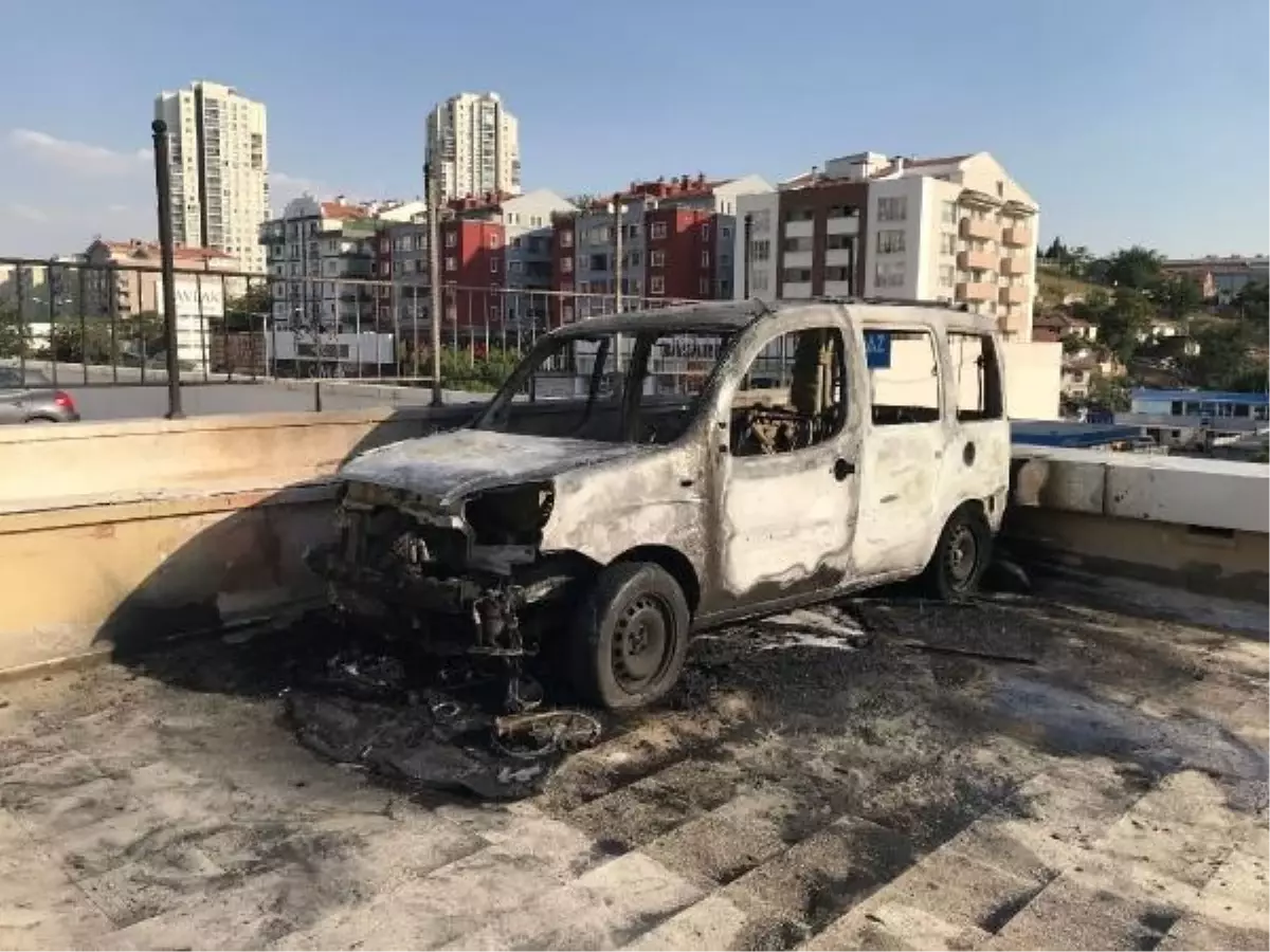 Ankara'da Park Halindeki Otomobil Yanarak Kullanılamaz Hale Geldi