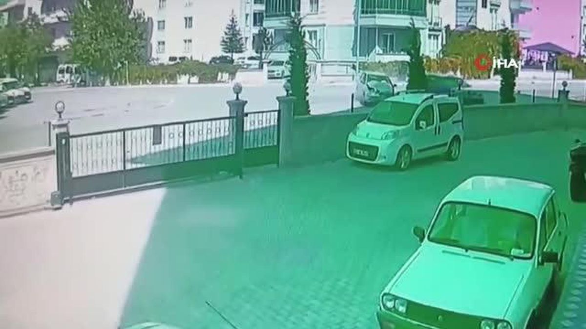 Araçların kafa kafaya çarpıştığı kaza kamerada
