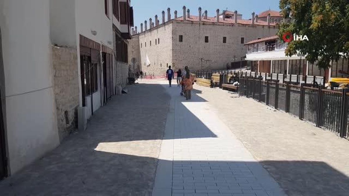 Arnavut kaldırımlı sokaklarda engeller yerli mermerle aşılacak