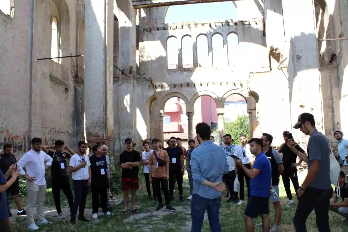 Denizli'den gelen gençler Osmaneli'nin tarihi yerlerini gezdi