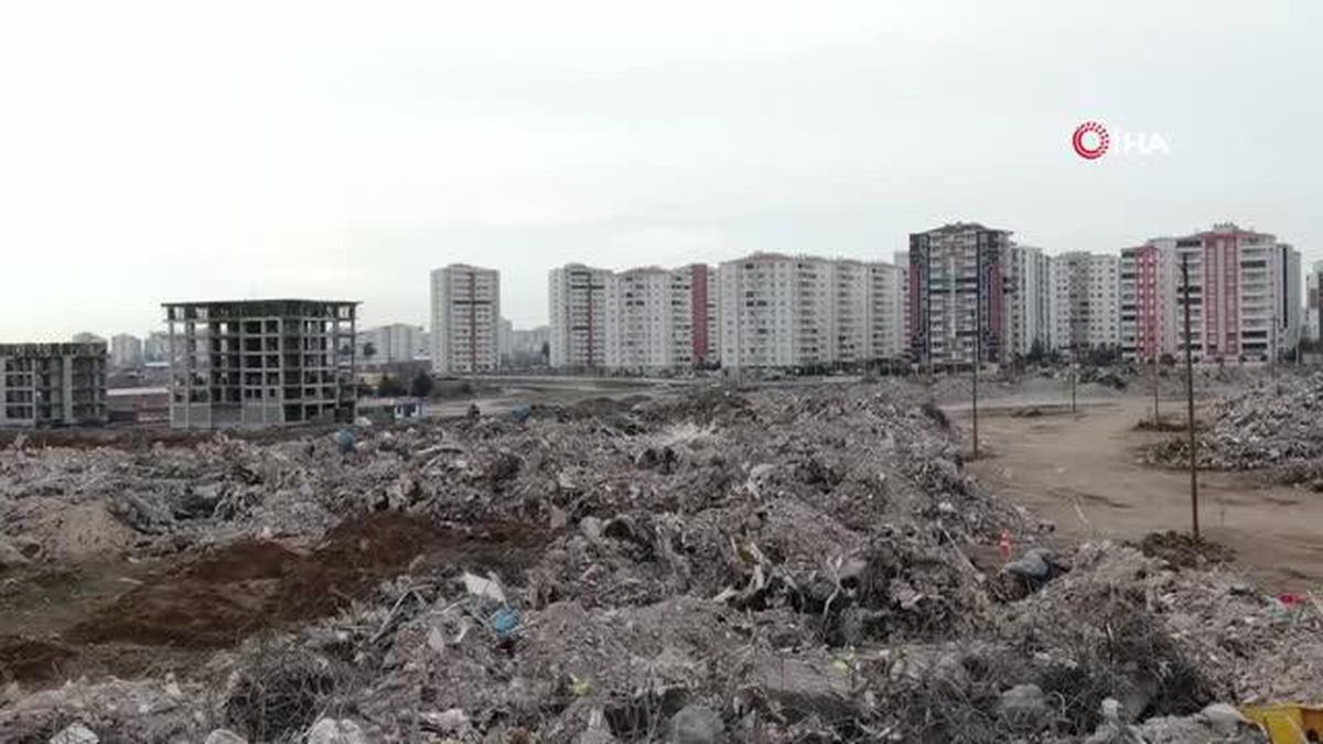 Depremde 60 kişinin hayatını kaybettiği bina ruhsatsız ve projesiz inşa edilmiş