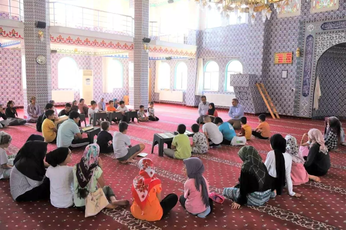 Diyarbakır'da Ergani Kaymakamı ve Belediye Başkanı Yaz Kur'an Kurslarında Öğrencilerle Buluştu