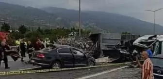 Hurda yüklü TIR otomobile çarptı: 1 ölü, 2 yaralı