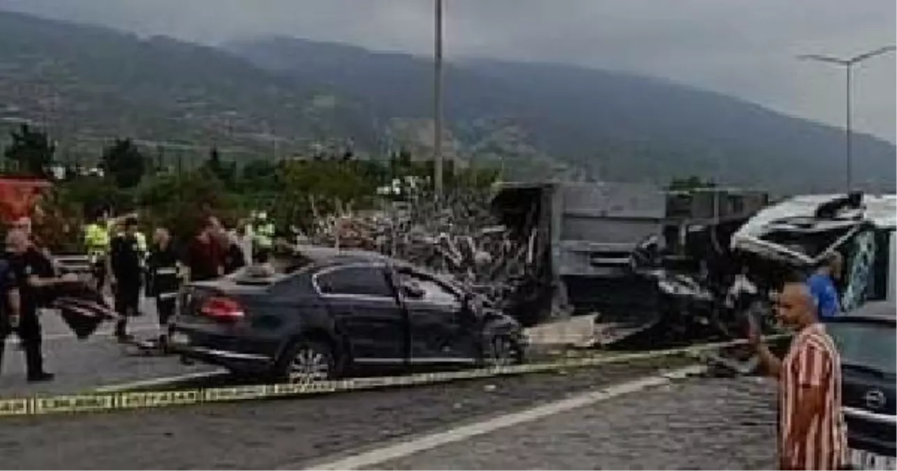 Hurda yüklü TIR otomobile çarptı: 1 ölü, 2 yaralı
