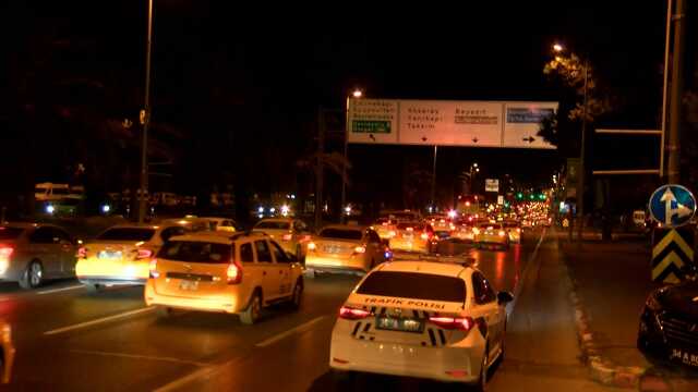 İstanbul'da taksimetre ücretine yüzde 100 zam isteyen taksiciler eylem yaptı İstanbul'da taksimetre ücretine yüzde 100 zam isteyen taksiciler eylem yaptı