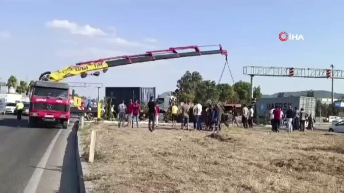 İzmir'de iki tır birbirine girdi: 1 yaralı