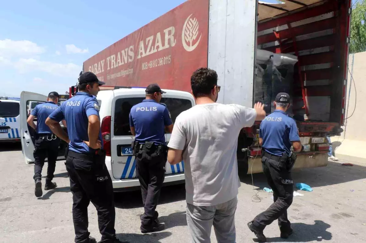 Erzincan'da 64 kaçak göçmenin yakalandığı tırın İran uyruklu sürücüsü tutuklandı