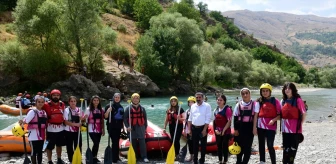 Van Büyükşehir Belediyesi Kadın ve Aile Hizmetleri Daire Başkanı, Çatak'taki Kadın Futbol Takımı ve Rafting Sporcularını Ziyaret Etti