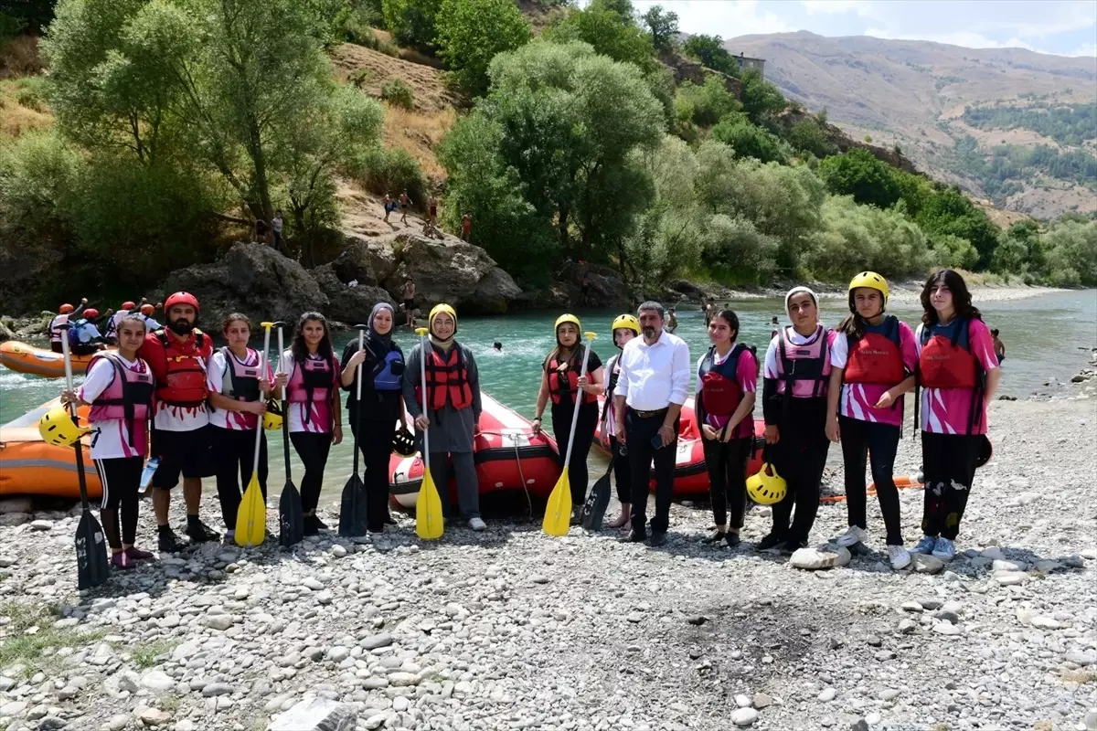 Van Büyükşehir Belediyesi Kadın ve Aile Hizmetleri Daire Başkanı, Çatak'taki Kadın Futbol Takımı ve Rafting Sporcularını Ziyaret Etti